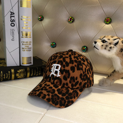 Aktuális női sapka leopárd mintával és hímzéssel két színben