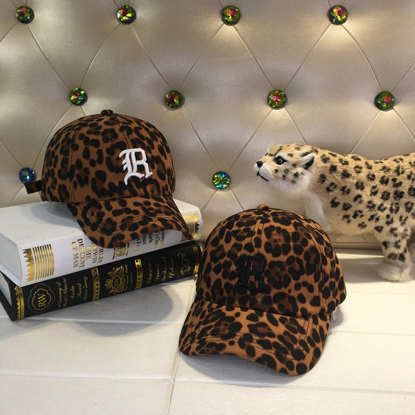 Aktuális női sapka leopárd mintával és hímzéssel két színben