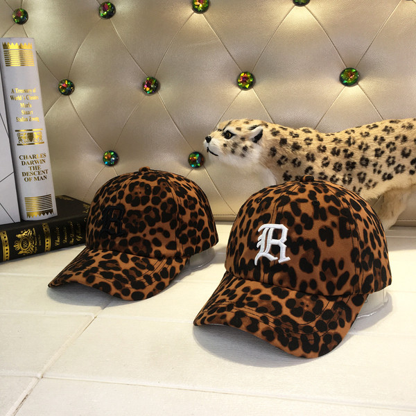 Aktuális női sapka leopárd mintával és hímzéssel két színben