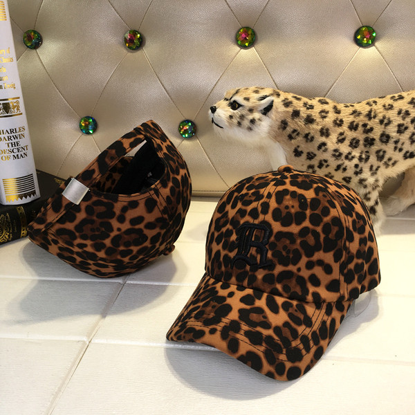 Aktuális női sapka leopárd mintával és hímzéssel két színben