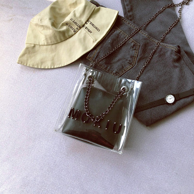 Aktuális női táska rövid és hosszú fém füllel, két színben