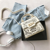 Alkalmi női táska fekete-fehér feliratokkal