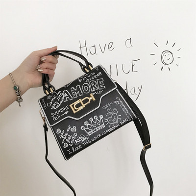 Alkalmi női táska fekete-fehér feliratokkal