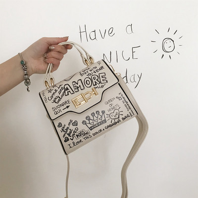 Alkalmi női táska fekete-fehér feliratokkal