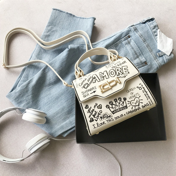 Alkalmi női táska fekete-fehér feliratokkal