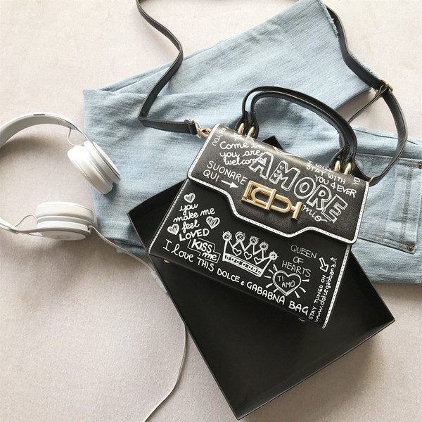 Alkalmi női táska fekete-fehér feliratokkal