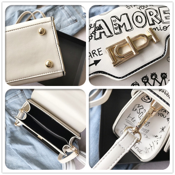 Alkalmi női táska fekete-fehér feliratokkal