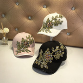 Γυναικείο καπέλο με κεντήματα σε μαύρο, λευκό και ροζ χρώμα