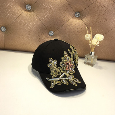 Γυναικείο καπέλο με κεντήματα σε μαύρο, λευκό και ροζ χρώμα