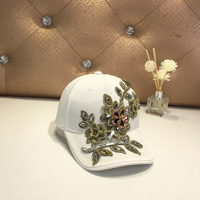 Γυναικείο καπέλο με κεντήματα σε μαύρο, λευκό και ροζ χρώμα