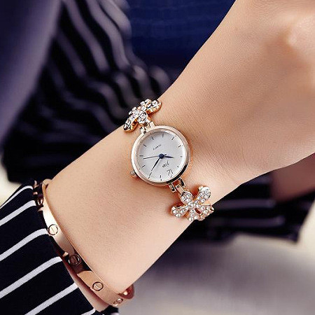 Κομψό γυναικείο ρολόι με μεταλλική αλυσίδα σε χρυσό και ασημί χρώμα