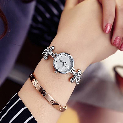 Κομψό γυναικείο ρολόι με μεταλλική αλυσίδα σε χρυσό και ασημί χρώμα