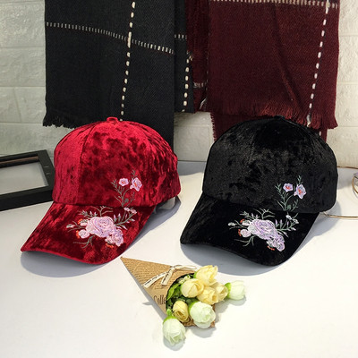 Дамска шапка от кадифе с флорална бродерия в няколко цвята