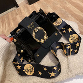 Κομψή γυναικεία τσάντα με μεταλλικό στοιχείο και μεγάλη λαβή σε διάφορα χρώματα