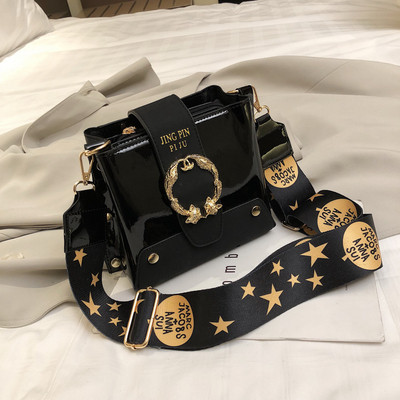 Κομψή γυναικεία τσάντα με μεταλλικό στοιχείο και μεγάλη λαβή σε διάφορα χρώματα