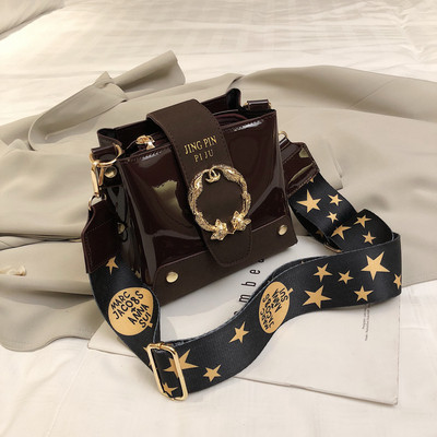 Κομψή γυναικεία τσάντα με μεταλλικό στοιχείο και μεγάλη λαβή σε διάφορα χρώματα