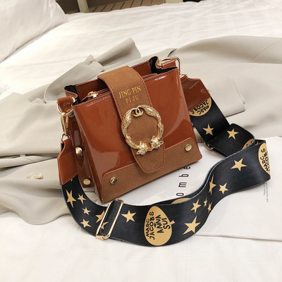 Κομψή γυναικεία τσάντα με μεταλλικό στοιχείο και μεγάλη λαβή σε διάφορα χρώματα