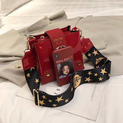 Κομψή γυναικεία τσάντα με μεταλλικό στοιχείο και μεγάλη λαβή σε διάφορα χρώματα