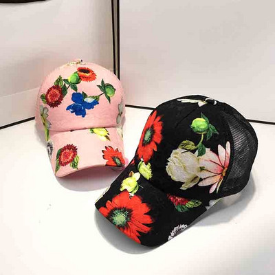 Лятна дамска шапка с козирка и флорален десен в няколко цвята