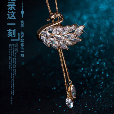 Κομψό γυναικείο κολιέ με μεταλλικό στοιχείο σε ασημί και χρυσό χρώμα