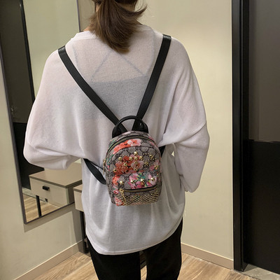 Stílusos női táska virágmintával