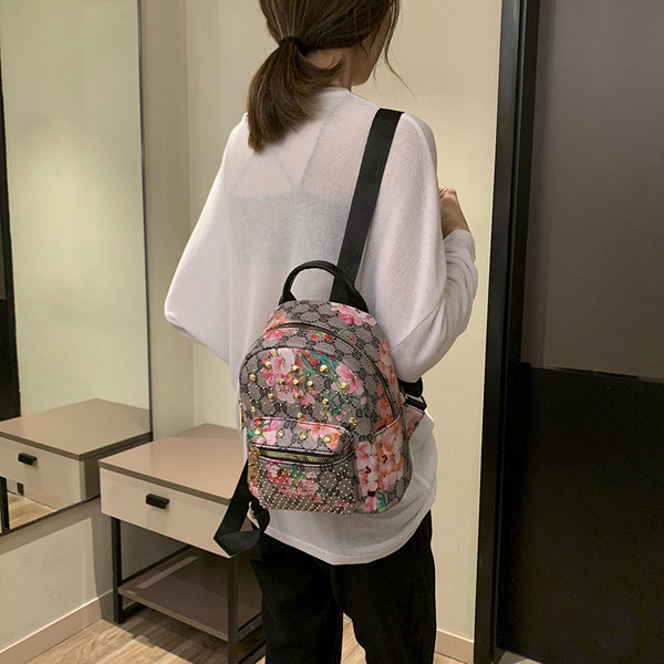 Stílusos női táska virágmintával