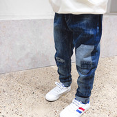 Μοντέρνα παιδικά τζιν με σκισμένο κίνητρο