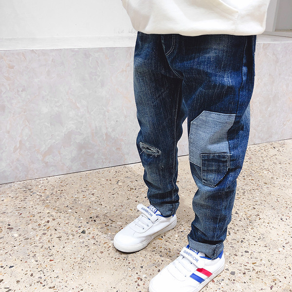 Μοντέρνα παιδικά τζιν με σκισμένο κίνητρο