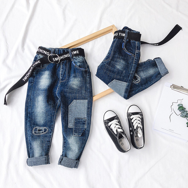 Μοντέρνα παιδικά τζιν με σκισμένο κίνητρο