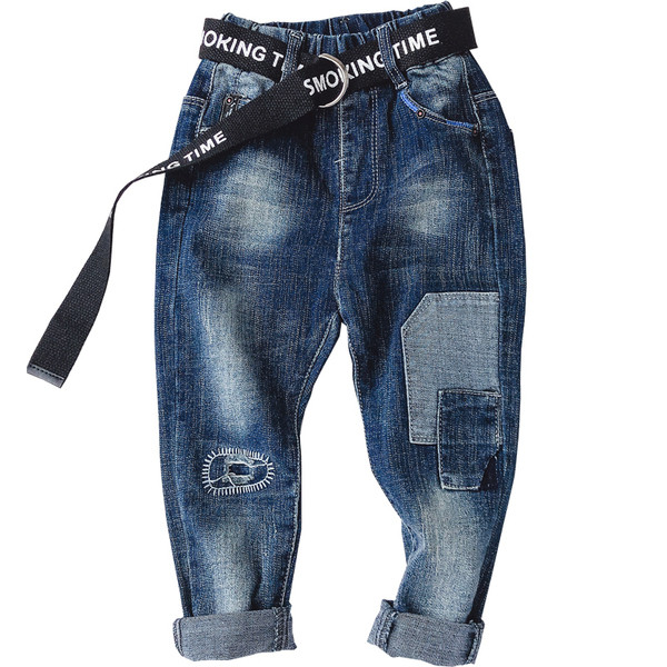 Μοντέρνα παιδικά τζιν με σκισμένο κίνητρο