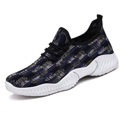 Μοντέρνα αθλητικά παπούτσια σε διάφορα χρώματα