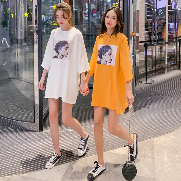 Modern tunika terhes nők számára fehér és sárga nyomattal