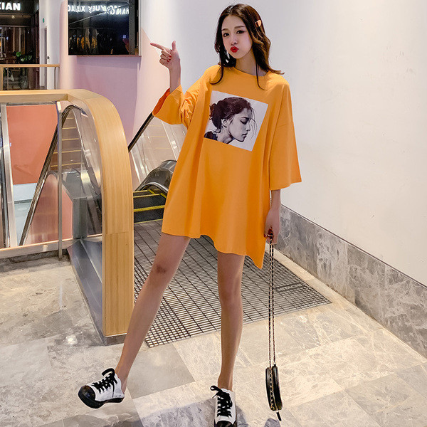 Modern tunika terhes nők számára fehér és sárga nyomattal