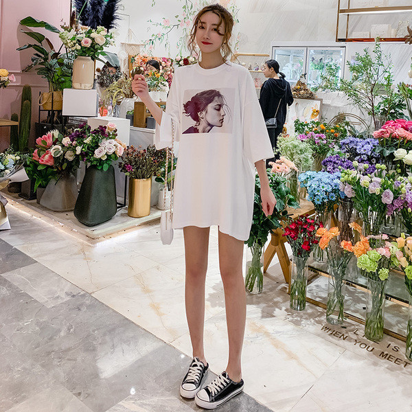 Modern tunika terhes nők számára fehér és sárga nyomattal