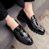 Μοντέρνα ανδρικά μοκασίνια με μεταλλικά στοιχεία σε δύο μοντέλα