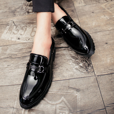 Μοντέρνα ανδρικά μοκασίνια με μεταλλικά στοιχεία σε δύο μοντέλα