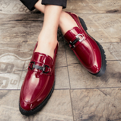 Μοντέρνα ανδρικά μοκασίνια με μεταλλικά στοιχεία σε δύο μοντέλα