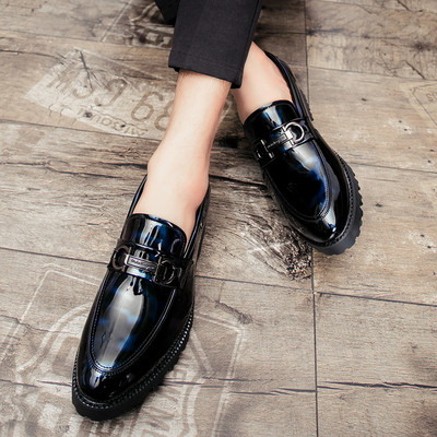 Μοντέρνα ανδρικά μοκασίνια με μεταλλικά στοιχεία σε δύο μοντέλα