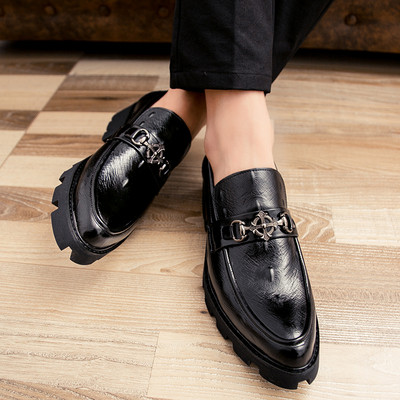 Μοντέρνα ανδρικά μοκασίνια με μεταλλικά στοιχεία σε δύο μοντέλα