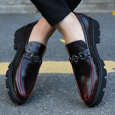 Μοντέρνα ανδρικά μοκασίνια με μεταλλικά στοιχεία σε δύο μοντέλα