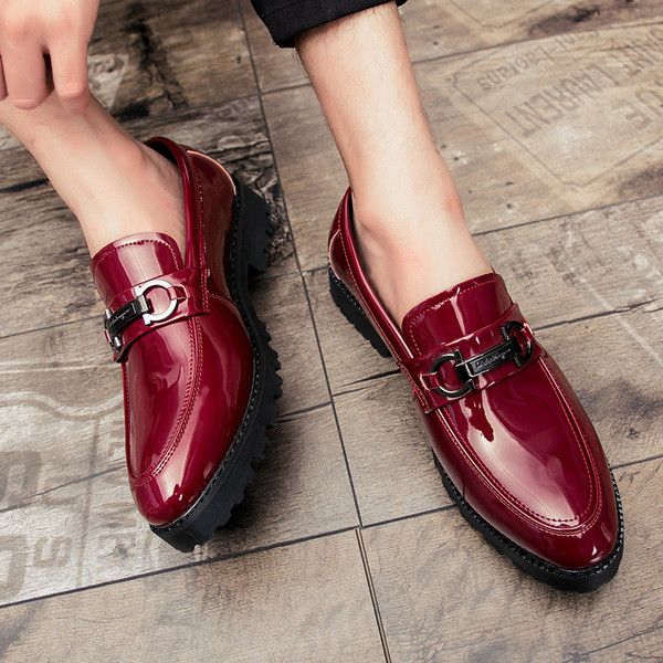 Μοντέρνα ανδρικά μοκασίνια με μεταλλικά στοιχεία σε δύο μοντέλα