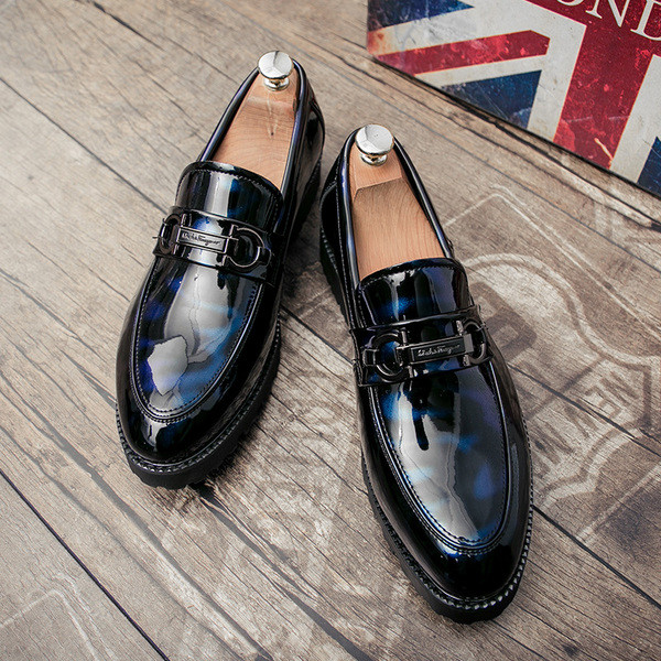 Μοντέρνα ανδρικά μοκασίνια με μεταλλικά στοιχεία σε δύο μοντέλα