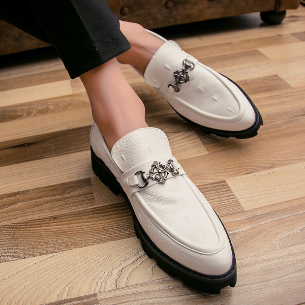 Μοντέρνα ανδρικά μοκασίνια με μεταλλικά στοιχεία σε δύο μοντέλα