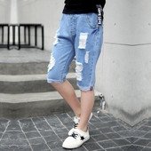 Szakadt motívumokkal ellátott rövid gyerekfarmer fiúknak