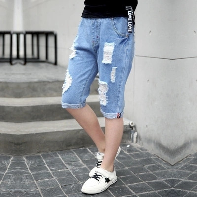 Szakadt motívumokkal ellátott rövid gyerekfarmer fiúknak