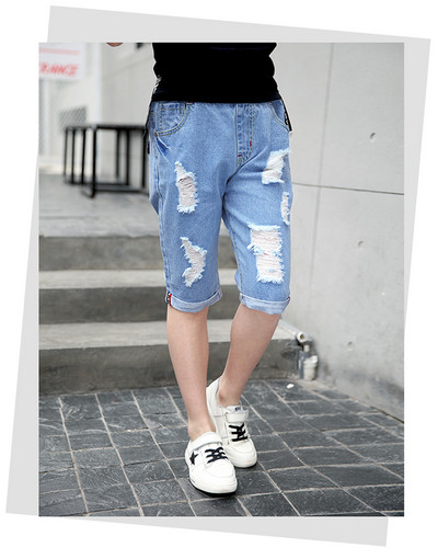 Szakadt motívumokkal ellátott rövid gyerekfarmer fiúknak