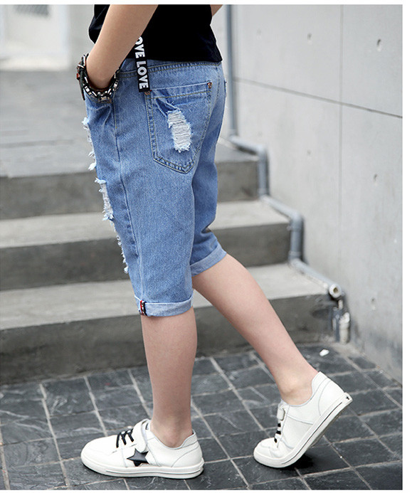 Szakadt motívumokkal ellátott rövid gyerekfarmer fiúknak