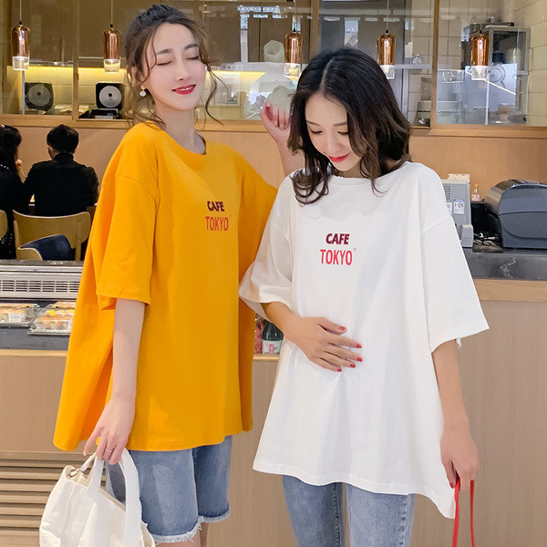 Alkalmi póló terhes nőknek, hosszú modell fehér és sárga felirattal