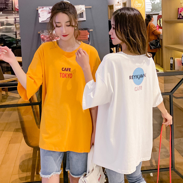 Alkalmi póló terhes nőknek, hosszú modell fehér és sárga felirattal