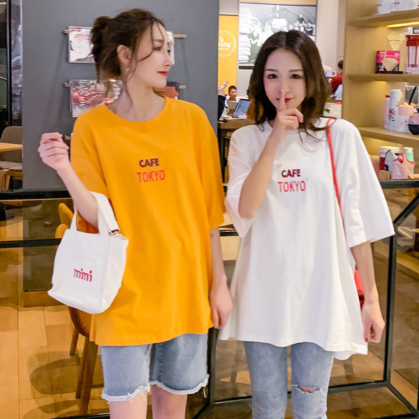 Alkalmi póló terhes nőknek, hosszú modell fehér és sárga felirattal